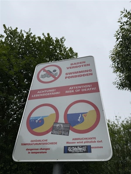 Mit den sommerlichen Temperaturen steigt die Lust nach einer erfrischenden Abkühlung. Doch der Sprung in den nächsten Baggersee kann lebensgefährlich sein – und ist zudem verboten. Der Kreis Paderborn warnt eindringlich davor, in diesen künstlich angelegten Gewässern baden zu gehen. „Baggerseen sind keine offiziellen Badegewässer. Das Baden ist dort grundsätzlich untersagt, da von ihnen erhebliche Gefahren ausgehen“, sagt Andrea Stern, Amtsleiterin des Ordnungsamtes beim Kreis Paderborn. Die Seen gelten als Baustellen – unter der Wasseroberfläche verbergen sich häufig alte Stromkabel, Betonteile oder andere gefährliche Hindernisse. Zudem drohen kalte Unterströmungen und schlechte Sichtverhältnisse, die selbst geübte Schwimmer in Panik versetzen können. „Viele unterschätzen, wie schnell die Kräfte im kalten Wasser schwinden – vor allem, wenn Alkohol im Spiel ist. Im schlimmsten Fall kommt es zu einer plötzlichen Bewusstlosigkeit, ausgelöst durch Herz-Kreislauf-Reaktionen“, so Stern weiter. Wer einen Badeunfall beobachtet, sollte keine Zeit verlieren und sofort den Notruf 112 wählen. Offizielle Freibäder und Badestellen mit Aufsicht sind die sichere Alternative für heiße Tage. 